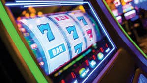 Classic three-reel slot game interface on pinoy365